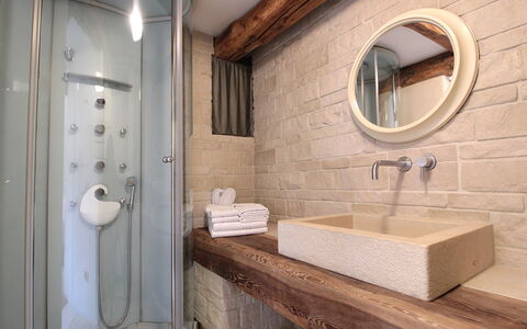 Design Loft, Romantic Retreat, Feltre: Parete, Idraulico Fixture, Bagno, Interior Design, Pavimentazione, Legna, Pavimento, Lavandino Del Bagno, Lavello, Idraulico