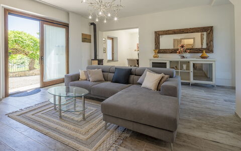 Villetta Cafaggio, Ac, Wifi, Panzano In Chianti: Mobilia, Divano, Interior Design, Pavimentazione, Pavimento, Soggiorno, Legna, Soffitto, Camera, Casa
