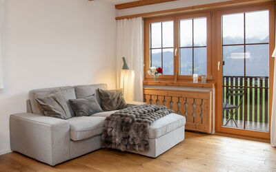 La Siala Apt.54 100.9: Mobilia, Interior Design, Pavimentazione, Pavimento, Divano, Legna, Camera, Tavolo, Soggiorno, Illuminazione