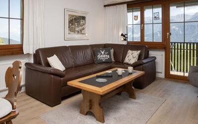 La Siala Apt.51 100.5: Mobilia, Legna, Interior Design, Pavimentazione, Tavolo, Pavimento, Soggiorno, Camera, Pavimento In Legno, Divano