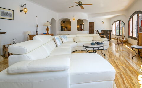 Casela: Mobilia, Divano, Pavimentazione, Interior Design, Pavimento, Legna, Soggiorno, Soffitto, Pavimento In Legno