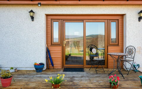 Crofters View: Arbusto, Zona Residenziale, Casa, Estate, Giardino, Prato, Landscaping, Cortile, Dimora, Villa