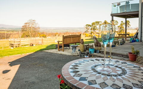 Crofters View: Arbusto, Zona Residenziale, Casa, Estate, Giardino, Prato, Landscaping, Cortile, Dimora, Villa