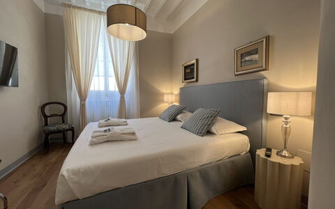 Via Roma 39: Camera Da Letto, Letto, Mobilia, Interior Design, Lenzuolo, Bedding, Tessile, Pavimento, Telaio Del Letto, Camera