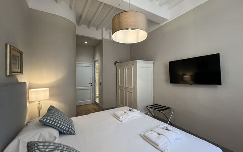 Via Roma 39: Camera Da Letto, Letto, Lenzuolo, Bedding, Interior Design, Telaio Del Letto, Pavimento, Camera, Soffitto, Appartamento