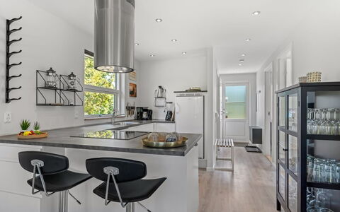 Agneta - 1Km from the Sea: Mobilia, Cucina, Interior Design, Controsoffitto, Pavimentazione, Legna, Soffitto, Pavimento, Lampada, Elettrodomestico Da Cucina