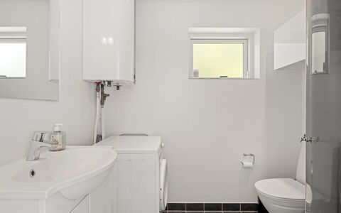 Agneta - 1Km from the Sea: Bagno, Idraulico Fixture, Interior Design, Pavimentazione, Parete, Pavimento, Toilet Seat, Gabinetto, Lavandino Del Bagno, Lavello