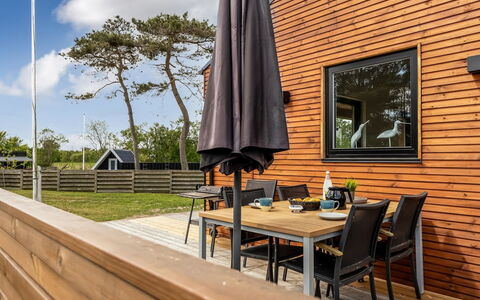 Jerrik - 200M from the Sea: Legna, Casa, Portico, Deck, Latifoglie, Tetto, Color Legno, Pavimento In Legno, Eco Hotel