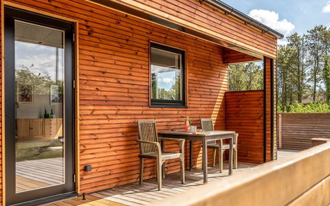 Jerrik - 200M from the Sea: Legna, Casa, Portico, Deck, Latifoglie, Tetto, Color Legno, Pavimento In Legno, Eco Hotel