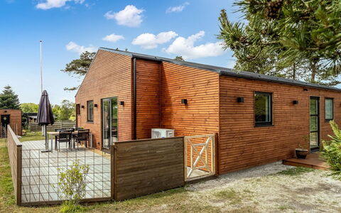 Jerrik - 200M from the Sea: Legna, Casa, Portico, Deck, Latifoglie, Tetto, Color Legno, Pavimento In Legno, Eco Hotel