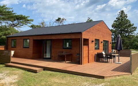 Jerrik - 200M from the Sea: Legna, Casa, Portico, Deck, Latifoglie, Tetto, Color Legno, Pavimento In Legno, Eco Hotel