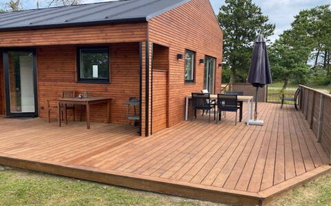Jerrik - 200M from the Sea: Legna, Casa, Portico, Deck, Latifoglie, Tetto, Color Legno, Pavimento In Legno, Eco Hotel