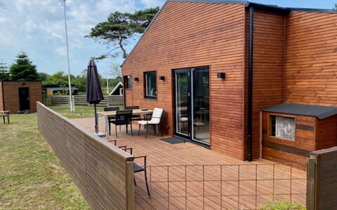 Jerrik - 200M from the Sea: Legna, Casa, Portico, Deck, Latifoglie, Tetto, Color Legno, Pavimento In Legno, Eco Hotel