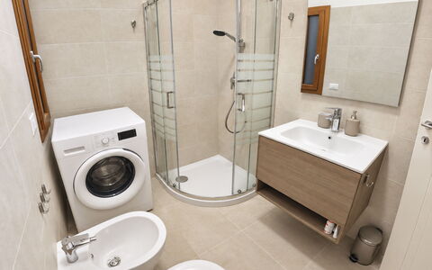 Harmony - Holiday and Workation: Bagno, Idraulico Fixture, Pavimentazione, Lavello, Interior Design, Lavandino Del Bagno, Pavimento, Gabinetto, Rubinetto, Mobiletto Del Bagno