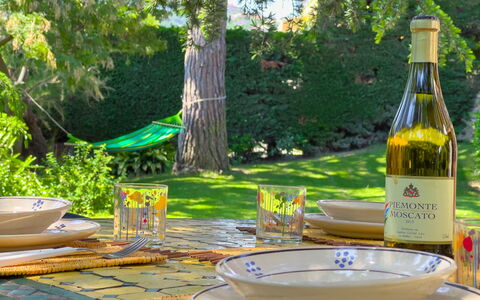 Casa Delle Chicche - Imperia: Tavola, Serveware, Mobilia, Tavolo, Bicchieri, Cibo, Dishware, Stemware, Piatto, Bicchiere Di Vino