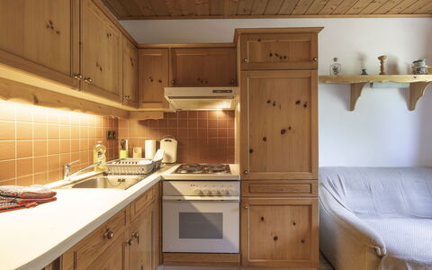 Schladming 623: Mobilia, Cabinetry, Cucina, Interior Design, Legna, Controsoffitto, Pavimentazione, Soffitto, Pavimento, Elettrodomestico Da Cucina