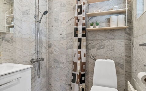 Amaja - 600M from the Sea: Pavimentazione, Pavimento, Interior Design, Idraulico Fixture, Bagno, Toilet Seat, Gabinetto, Piastrella, Idraulico, Materiale Composito
