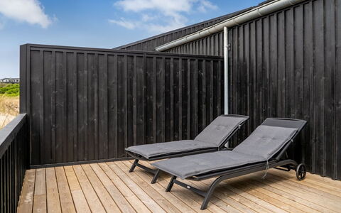 Tessa - 500M from the Sea: Tetto, Casa, Casa, Villetta, Porta, Raccordo, Deck, Portico, Plank, Latifoglie