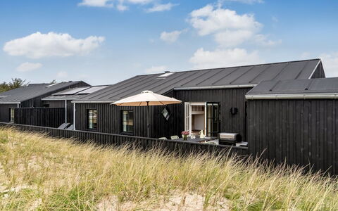 Tessa - 500M from the Sea: Tetto, Casa, Casa, Villetta, Porta, Raccordo, Deck, Portico, Plank, Latifoglie