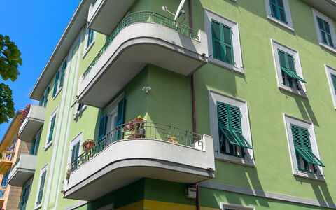 Corso Roma 15 Vacanze - Levanto: Costruzione, Facciata, Appartamento, Zona Residenziale, Urban Design, Casa, Condominio, Balcone, Uso Misto, Dipingere