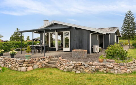 Eweline - 400M from the Sea: Costruzione, Casa, Tetto, Casa, Villetta, Arbusto, Architettura, Porta, Lotto