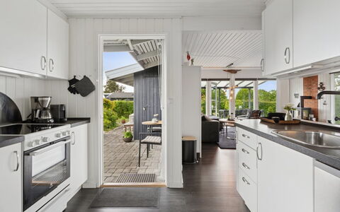 Eweline - 400M from the Sea: Cucina, Legna, Controsoffitto, Soffitto, Interior Design, Elettrodomestico Da Cucina, Pavimentazione, Mobilia, Elettrodomestico, Casa