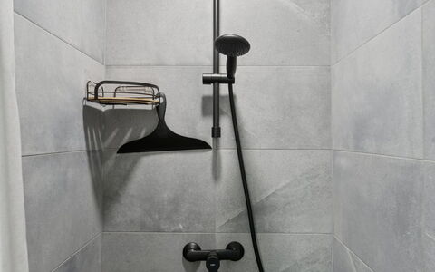 Eweline - 400M from the Sea: Idraulico Fixture, Soffione Doccia, Piastrella, Bagno, Doccia Bar, Pannello Doccia, Idraulico, Doccia