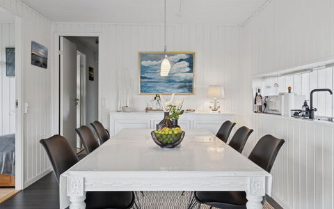 Eweline - 400M from the Sea: Mobilia, Interior Design, Pavimentazione, Tavolo, Cucina & Sala Da Pranzo Tavolo, Sala Da Pranzo, Soffitto, Pavimento, Casa, Sedia