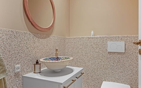 Stjerne - 300M to the Fjord: Idraulico Fixture, Pavimentazione, Pavimento, Bagno, Idraulico, Interior Design, Lavello, Rubinetto, Ceramica, Lavandino Del Bagno