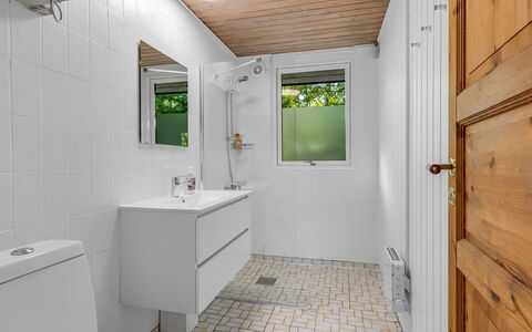 Aamunde - 600M from the Sea: Pavimentazione, Idraulico Fixture, Parete, Pavimento, Legna, Interior Design, Lavello, Bagno, Soffitto, Gabinetto