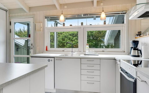 Windelgard - from the Sea: Cucina, Controsoffitto, Interior Design, Elettrodomestico Da Cucina, Pavimentazione, Cabinetry, Legna, Apparecchio Major, Lavello, Lavandino Della Cucina