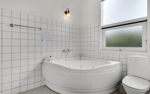 Windelgard - from the Sea: Bagno, Idraulico Fixture, Interior Design, Pavimentazione, Vasca Da Bagno, Pavimento, Idraulico, Soffitto, Rubinetto, Materiale Composito