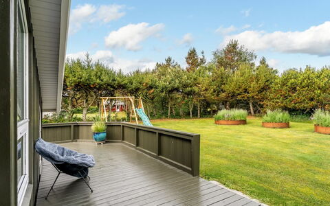Windelgard - from the Sea: Giardino, Pavimento In Legno, Deck, Plank, Latifoglie, Backyard, Color Legno, Prato, Shade, Landscaping