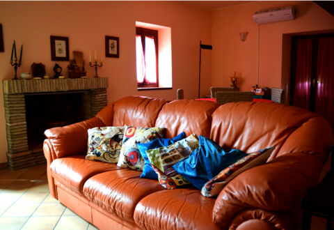 Casa Carletto, Abruzzo: Mobilia, Divano, Interior Design, Pavimentazione, Soggiorno, Pavimento, Legna, Camera, Tessile