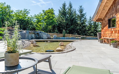 Oase im Grünen: Giardino, Flagstone, Mobili Da Esterno, Landscaping, Shade, Calcestruzzo, Sedia, Backyard, Cortile, Design