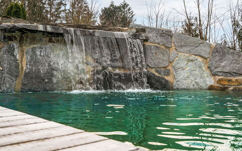 Oase im Grünen: Roccia, Alveo, Giochi D'Acqua, Serbatoio, Muro ​​Di Pietra, Roccia Di Fondo, Piscina, Landscaping, Stagno, Affioramento