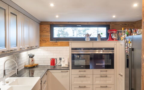 Oase im Grünen: Cucina, Elettrodomestico Da Cucina, Controsoffitto, Cabinetry, Apparecchio Major, Interior Design, Pavimentazione, Legna, Mobilia, Elettrodomestico