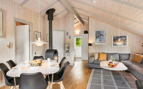 Kuisma - 11Km from the Sea: Legna, Interior Design, Soffitto, Casa, Soggiorno, Camera, Villetta, Lampada, Latifoglie