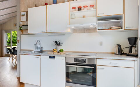 Kuisma - 11Km from the Sea: Cucina, Elettrodomestico Da Cucina, Controsoffitto, Interior Design, Mobilia, Apparecchio Major, Pavimentazione, Legna, Cabinetry, Elettrodomestico