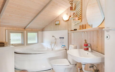 Kuisma - 11Km from the Sea: Idraulico Fixture, Interior Design, Legna, Pavimentazione, Soffitto, Pavimento, Bagno, Vasca Da Bagno, Idraulico, Camera