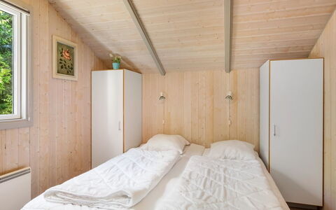 Kuisma - 11Km from the Sea: Parete, Legna, Camera Da Letto, Casa, Porta, Pavimento, Letto, Soffitto, Latifoglie, Color Legno