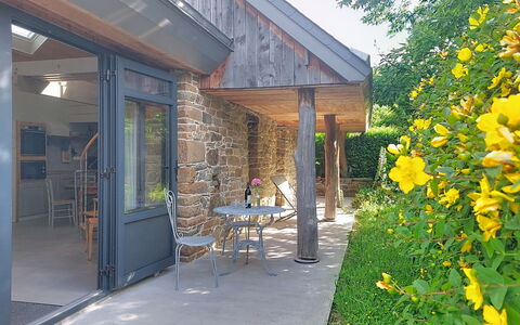 Le Préau: Legna, Porta, Villetta, Casa, Shade, Edifici Giardino, Giardino, Vaso Di Fiori, Raccordo, Porta A Casa