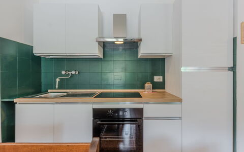 La Casa dei Frassini: Elettrodomestico Da Cucina, Cucina, Controsoffitto, Apparecchio Major, Cabinetry, Interior Design, Pavimentazione, Legna, Elettrodomestico, Cucina Stufa