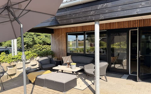 Harri - 400M from the Sea: Mobilia, Interior Design, Pavimentazione, Soffitto, Pavimento, Sedia, Camera, Illuminazione, Tavolo, Cucina & Sala Da Pranzo Tavolo