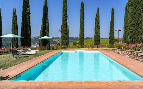 Passignano: Blu, Piscina, Landscaping, Giardino, Sempreverde, Piantagione, Hedge, Hacienda