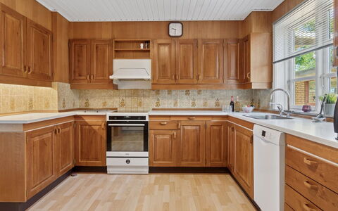 Agny - 2.2Km from the Sea: Cabinetry, Controsoffitto, Elettrodomestico Da Cucina, Cucina, Pavimentazione, Pavimento, Apparecchio Major, Mobilia, Interior Design, Legna