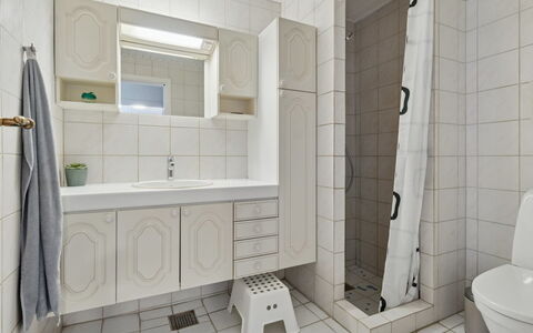 Agny - 2.2Km from the Sea: Pavimentazione, Pavimento, Interior Design, Idraulico Fixture, Bagno, Lavello, Piastrella, Idraulico, Rubinetto, Lavandino Del Bagno