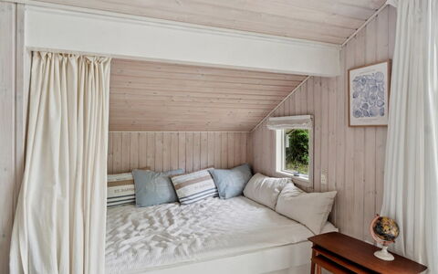 Tekla - from the Sea: Mobilia, Interior Design, Camera Da Letto, Pavimento, Legna, Letto, Pavimentazione, Biancheria, Tessile, Camera