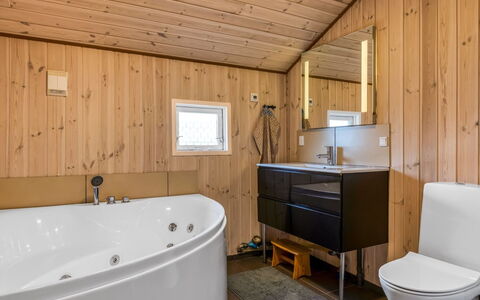 Irlin - 850M from the Sea: Idraulico Fixture, Pavimentazione, Legna, Pavimento, Bagno, Interior Design, Lavandino Del Bagno, Lavello, Soffitto, Rubinetto