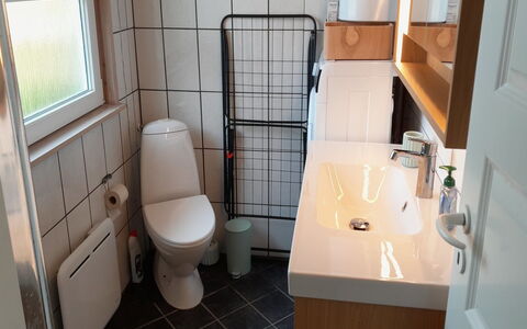Egonie - 100M from the Sea: Toilet Seat, Gabinetto, Idraulico Fixture, Bagno, Pavimentazione, Pavimento, Interior Design, Lavello, Idraulico, Camera